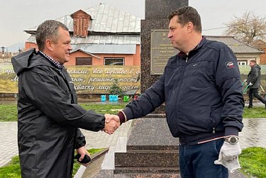 Депутаты помогли в озеленении сквера 